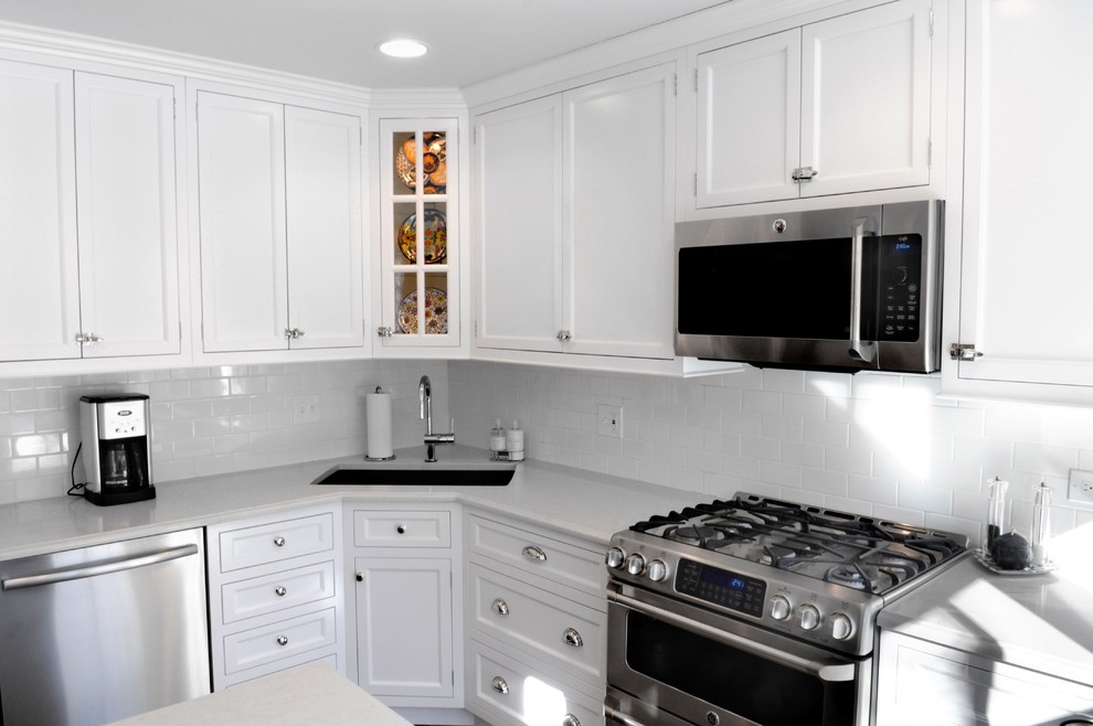 Example of a transitional kitchen design in Chicago