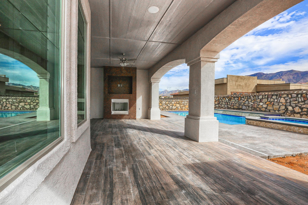 Transitional deck photo in Austin