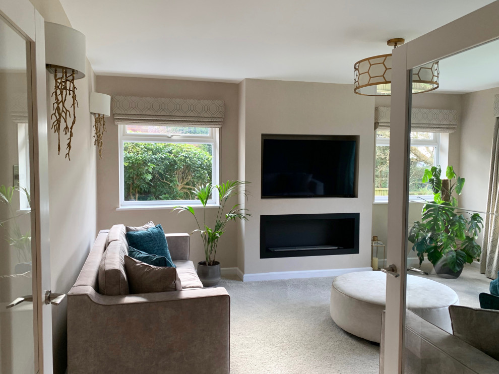Großes, Repräsentatives, Abgetrenntes Modernes Wohnzimmer mit beiger Wandfarbe, Teppichboden, Hängekamin und TV-Wand in Hertfordshire