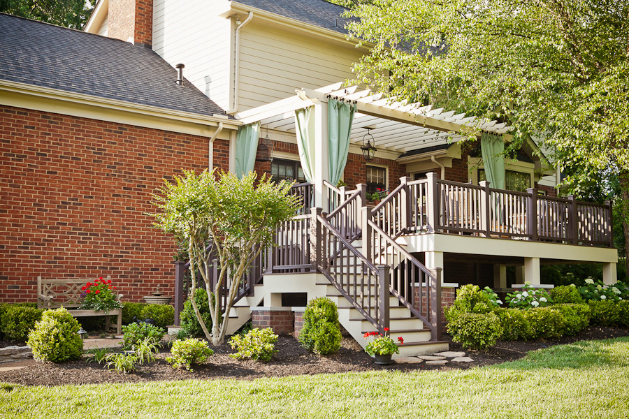 This is an example of a traditional patio in Nashville.