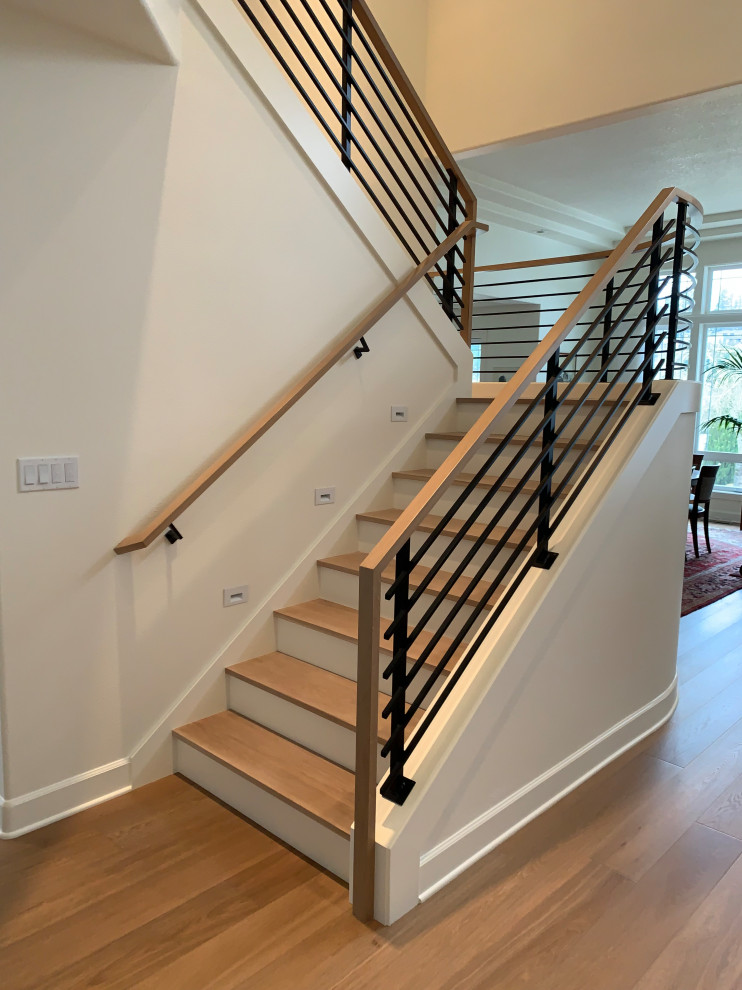 Источник вдохновения для домашнего уюта: большая п-образная лестница в стиле модернизм с деревянными ступенями, крашенными деревянными подступенками и перилами из смешанных материалов