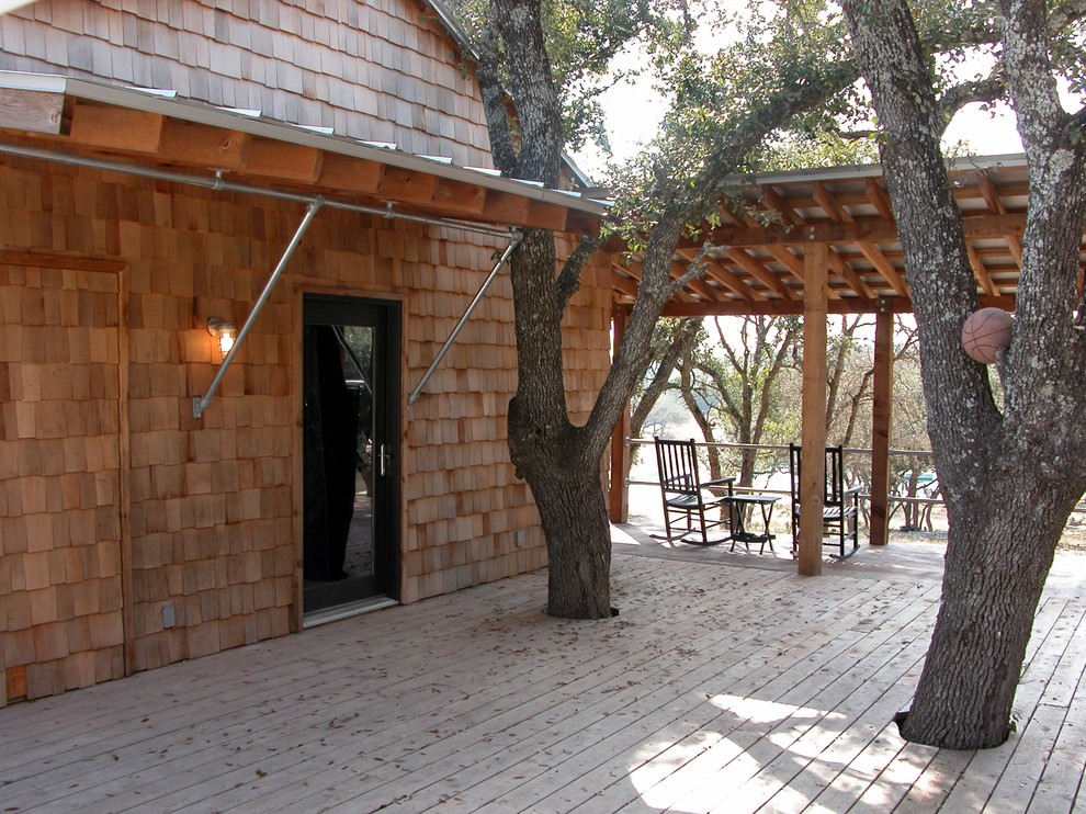 Example of a mountain style deck design in Austin