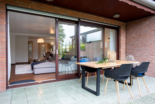 Offene und helle Terrasse mit Garten contemporaneo-terraza-y-balcon