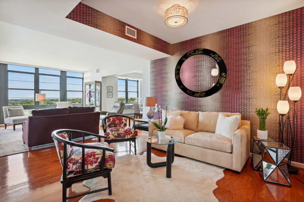 Kleines, Fernseherloses, Offenes Asiatisches Wohnzimmer mit lila Wandfarbe, braunem Holzboden und braunem Boden in Washington, D.C.