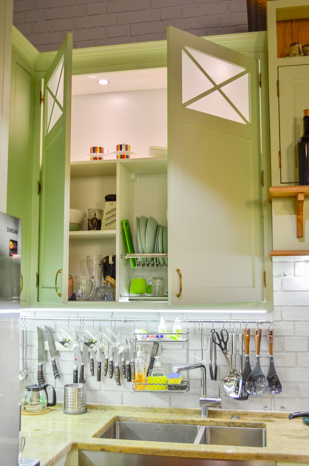 Нежно-зеленая кухня в американском стиле с островом