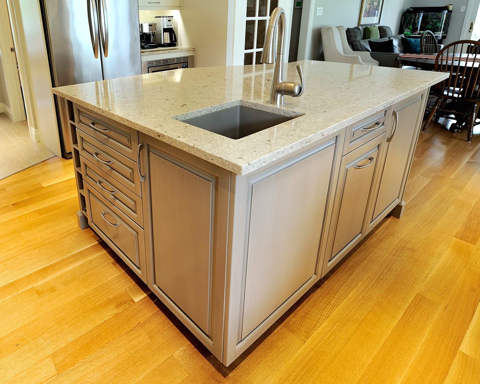 Example of a transitional kitchen design in Ottawa