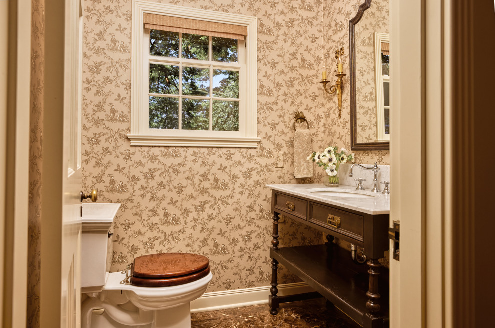 Пример оригинального дизайна: маленький туалет в классическом стиле с раздельным унитазом, мраморным полом, врезной раковиной, мраморной столешницей, коричневым полом, серой столешницей, напольной тумбой и обоями на стенах для на участке и в саду