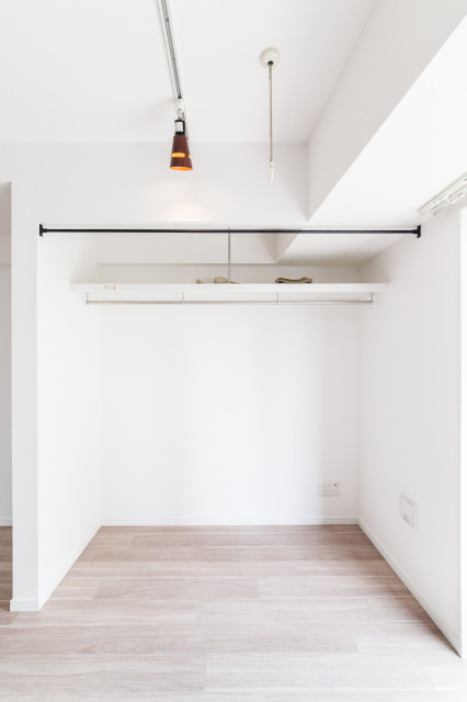 随所に散りばめた収納 modern-schlafzimmer