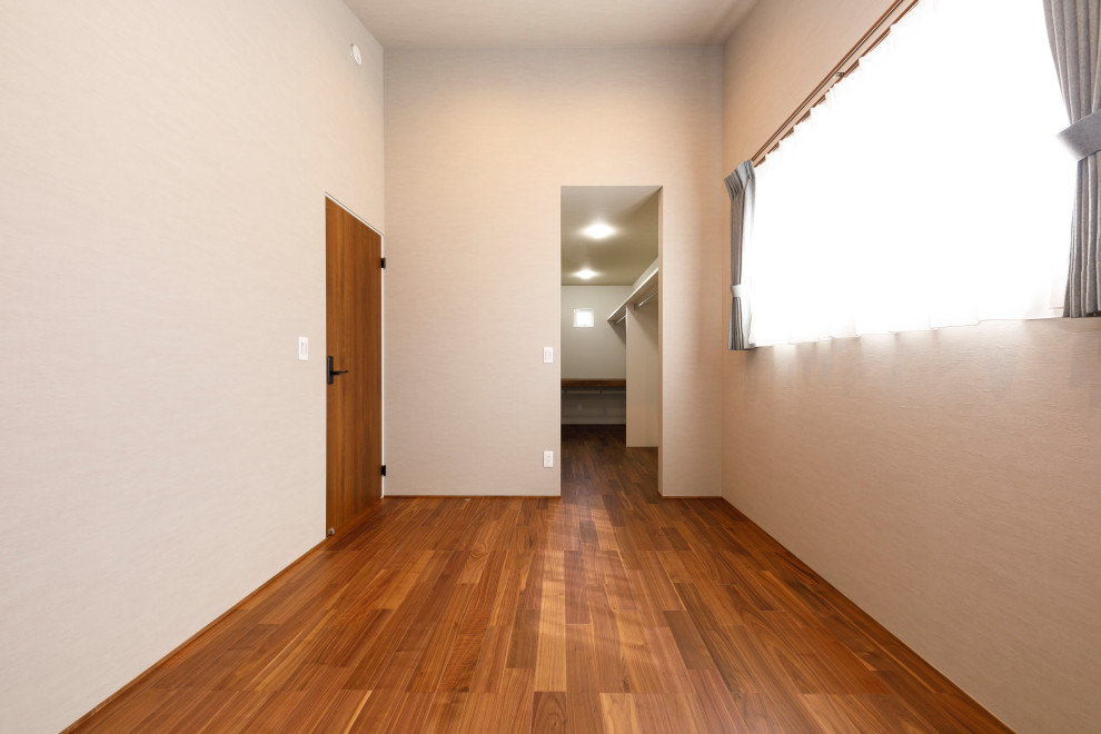 Bild på ett mellanstort funkis huvudsovrum, med grå väggar och mörkt trägolv