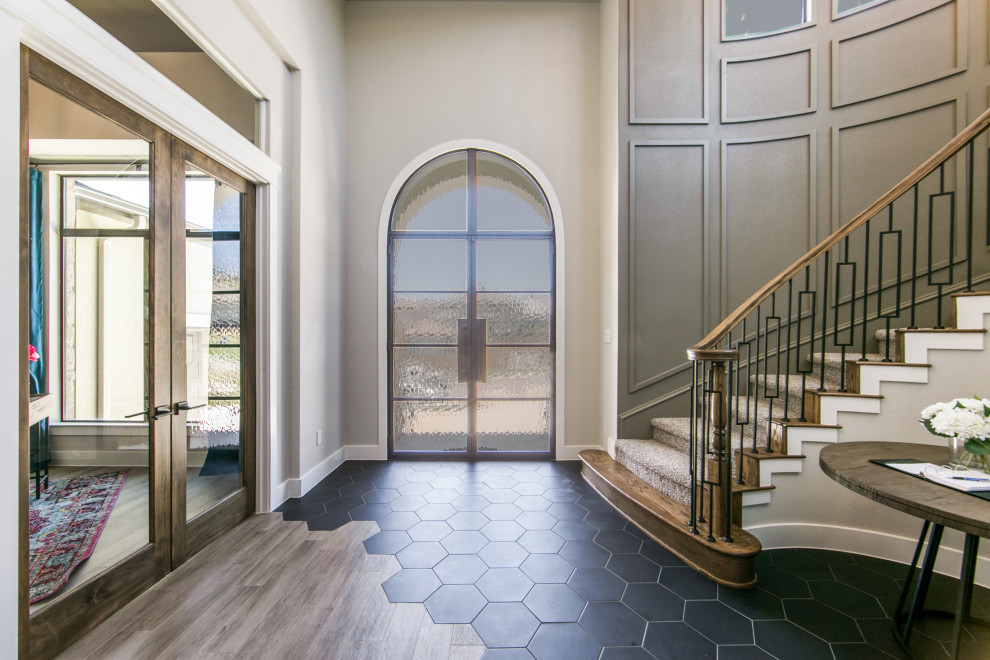 Klassisches Foyer mit grauer Wandfarbe, Porzellan-Bodenfliesen, Doppeltür, schwarzer Haustür und Wandpaneelen in Dallas