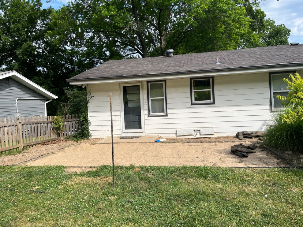 Covered Ground-Level Deck in Lake Waukomis, MO