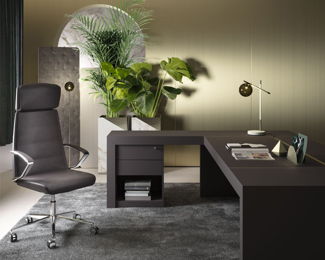 Пример оригинального дизайна: большое рабочее место в стиле модернизм с мраморным полом, отдельно стоящим рабочим столом и серым полом