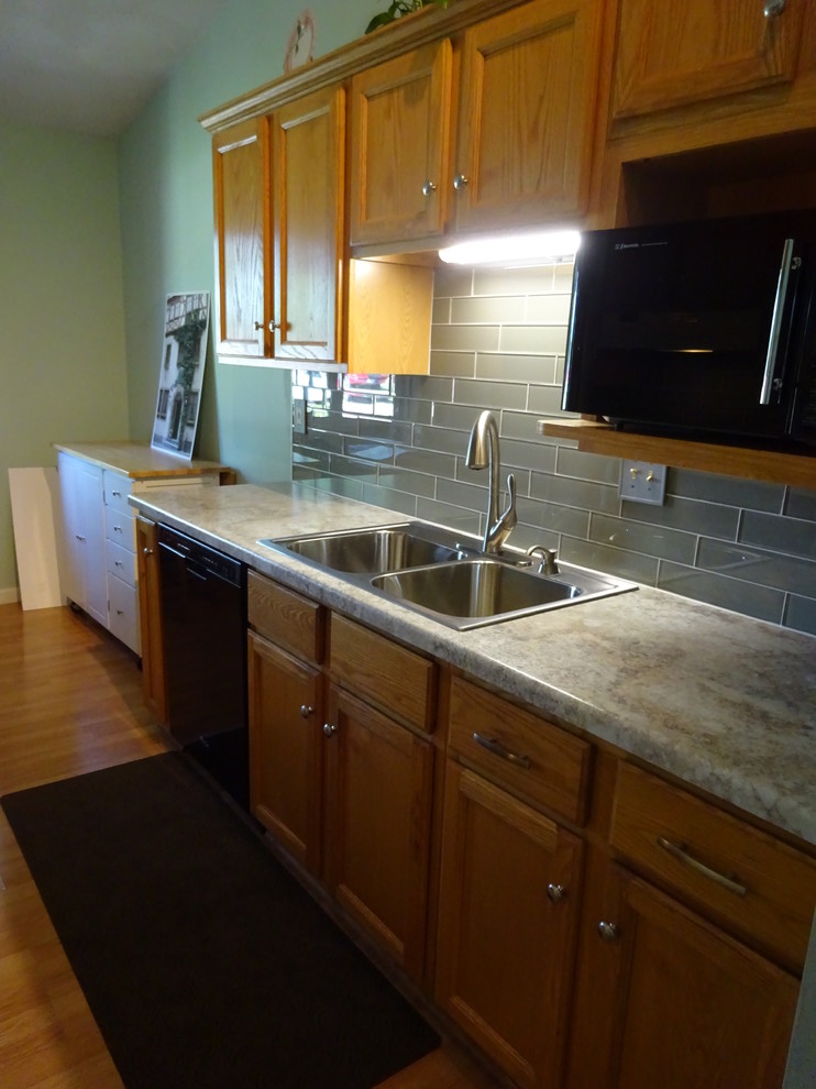 Example of a transitional home design design in Chicago