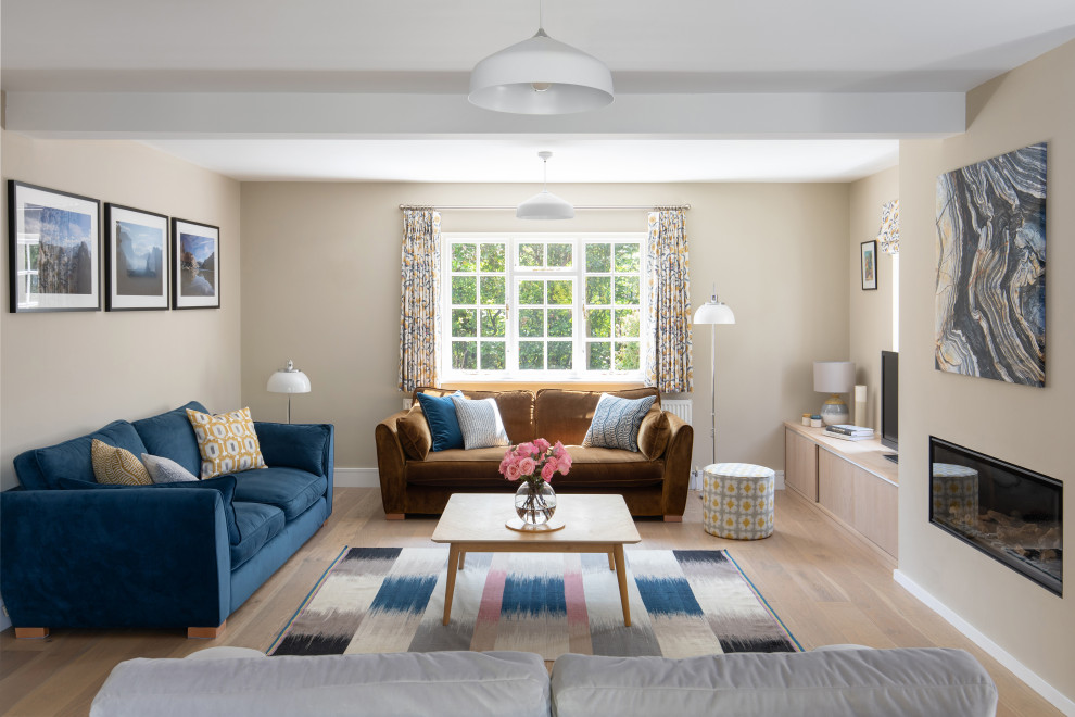 Mittelgroßes, Offenes Modernes Wohnzimmer mit beiger Wandfarbe, hellem Holzboden und braunem Boden in Sussex