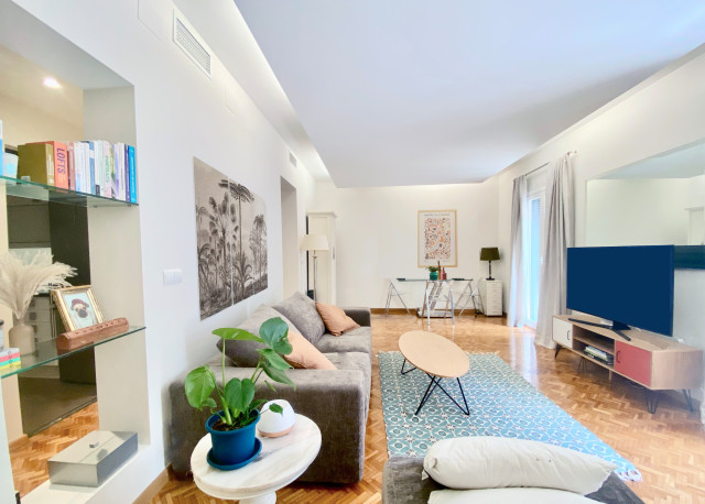 SAL&Oacute;N MODERNO CON TOQUES EX&Oacute;TICOS tropical-living-room