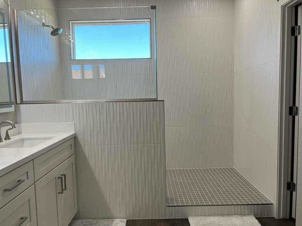 Exempel på ett stort modernt vit vitt en-suite badrum, med skåp i shakerstil, vita skåp, en öppen dusch, vit kakel, porslinskakel, ett undermonterad handfat, bänkskiva i kvarts och med dusch som är öppen