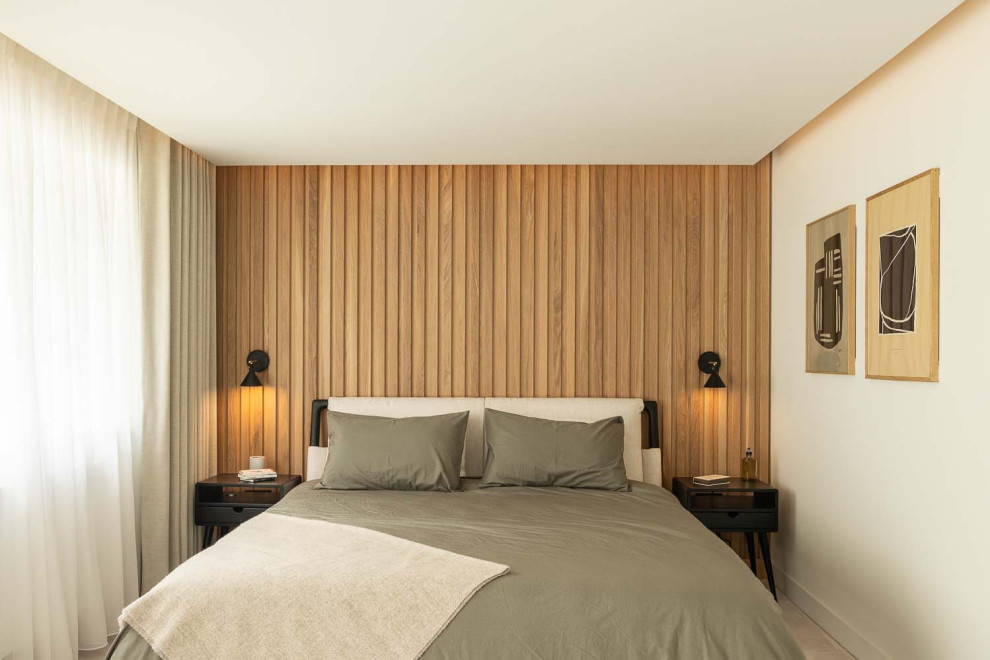 На фото: хозяйская спальня среднего размера в стиле модернизм с ковровым покрытием, бежевым полом и панелями на части стены