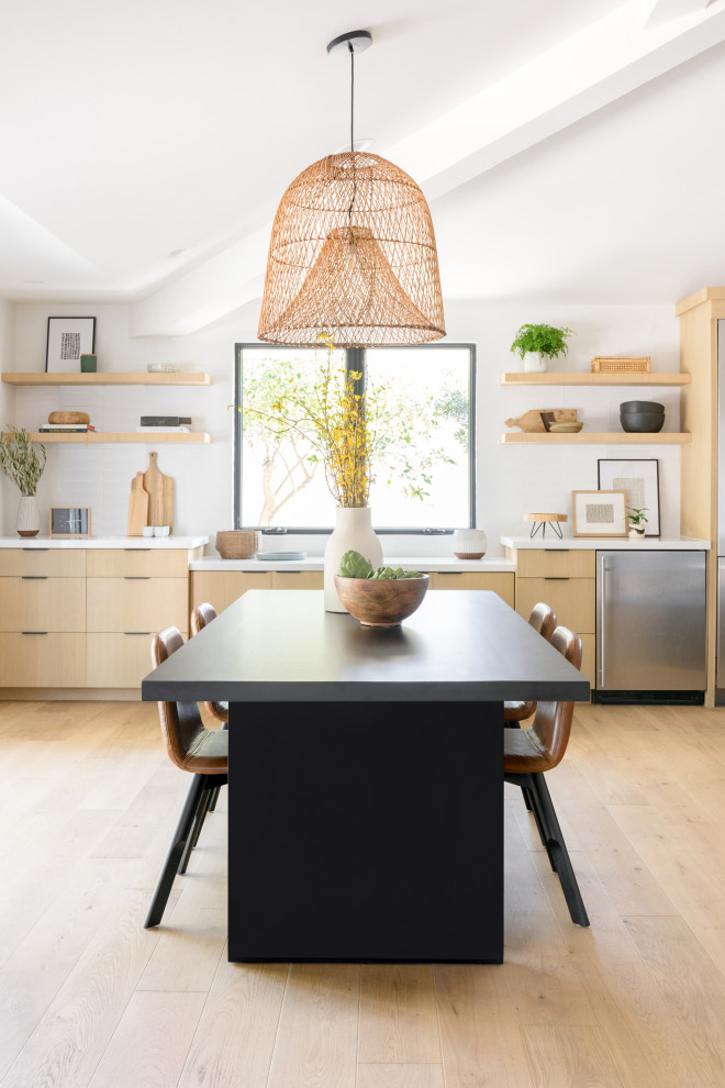 Imagen de comedor de cocina abovedado nórdico de tamaño medio con paredes blancas, suelo de madera clara y suelo marrón