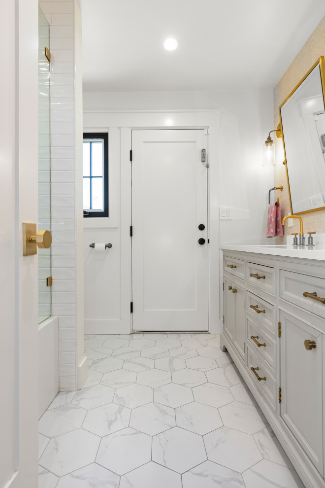 Идея дизайна: ванная комната в стиле модернизм с фасадами в стиле шейкер, белыми фасадами, белой плиткой, керамогранитной плиткой, белыми стенами, полом из керамогранита, разноцветным полом, белой столешницей и тумбой под одну раковину