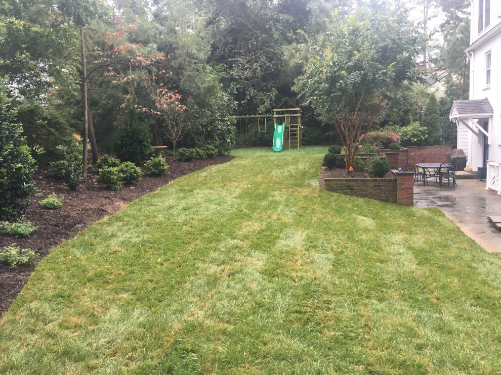 Inspiration for a large traditional backyard full sun garden in Richmond with with lawn edging.