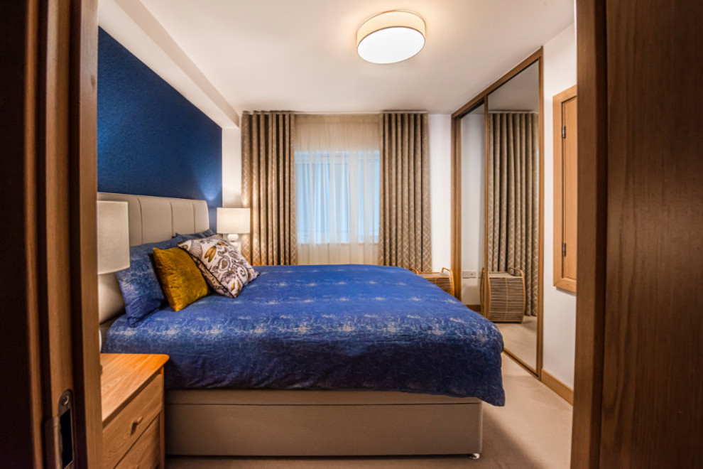 ケンブリッジシャーにある小さなコンテンポラリースタイルのおしゃれな寝室のインテリア