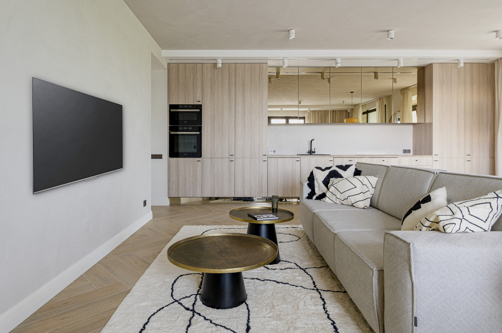 Пример оригинального дизайна: объединенная гостиная комната среднего размера в современном стиле с серыми стенами, полом из керамогранита, телевизором на стене и бежевым полом