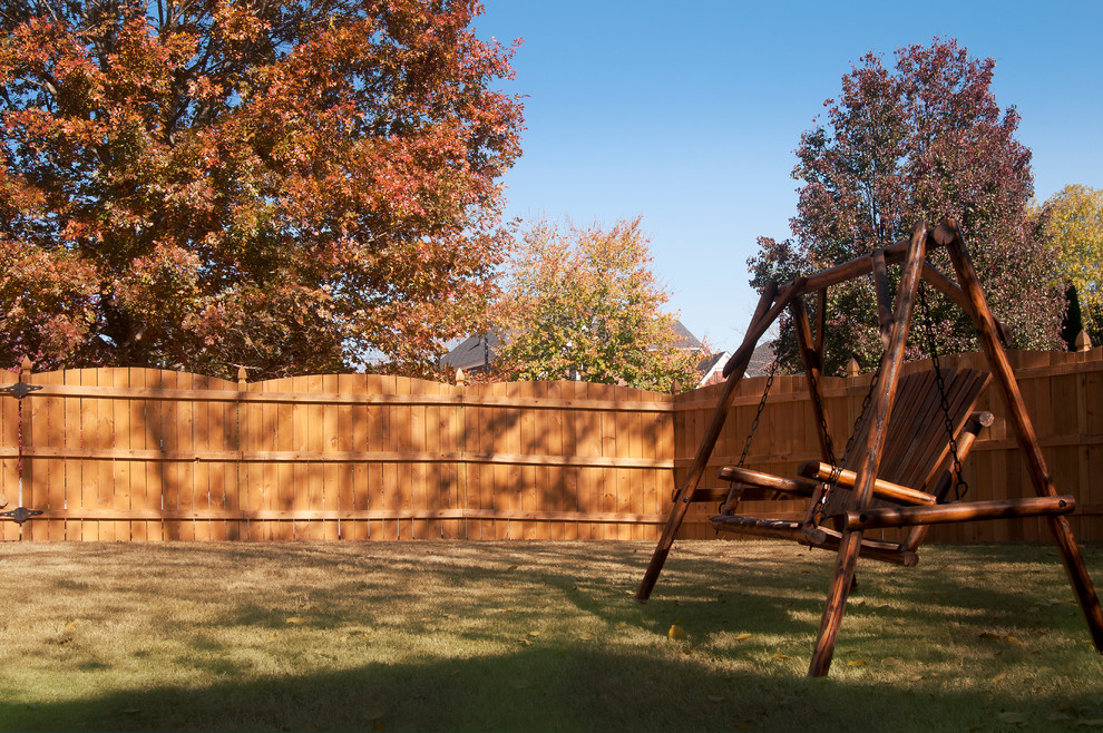 Design ideas for a traditional backyard garden in Atlanta.