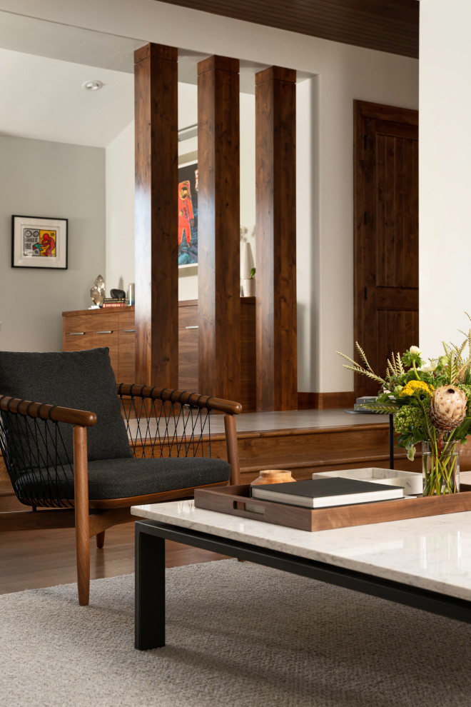 Ejemplo de sala de estar abierta contemporánea grande con paredes blancas, suelo de madera en tonos medios, suelo marrón, madera y ladrillo