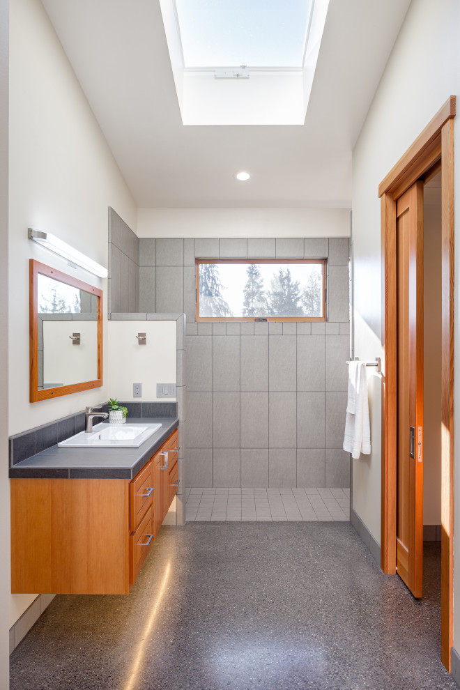 На фото: ванная комната в стиле рустика с серой плиткой, белыми стенами, бетонным полом, серой столешницей, тумбой под одну раковину и подвесной тумбой