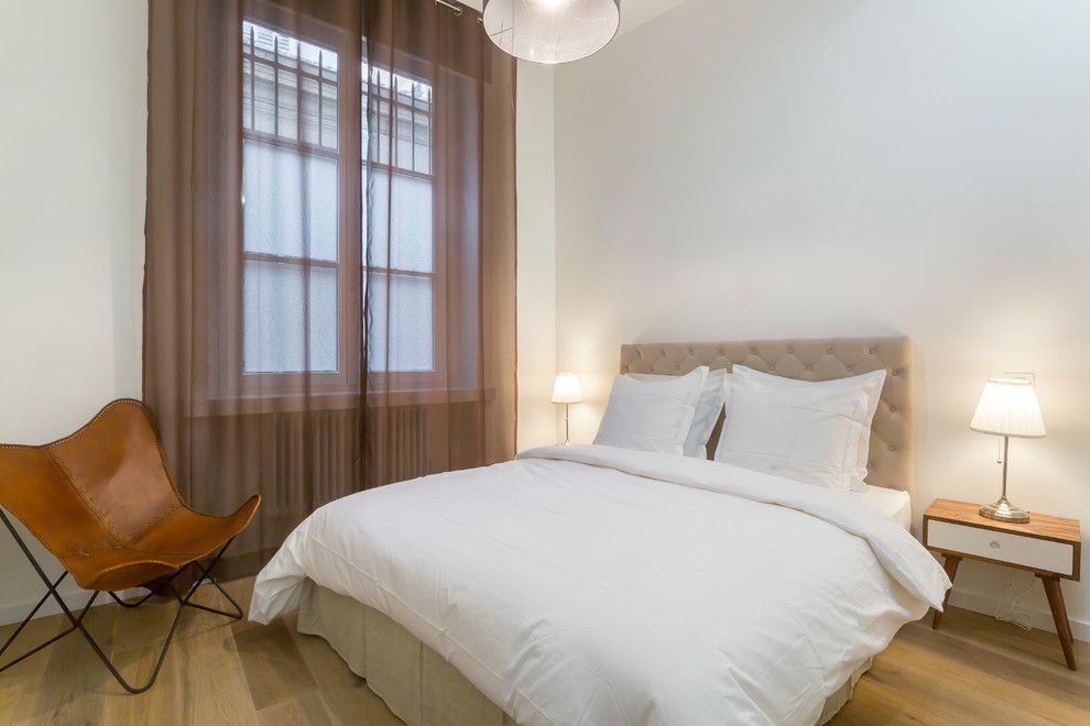 Cette photo montre une chambre tendance.