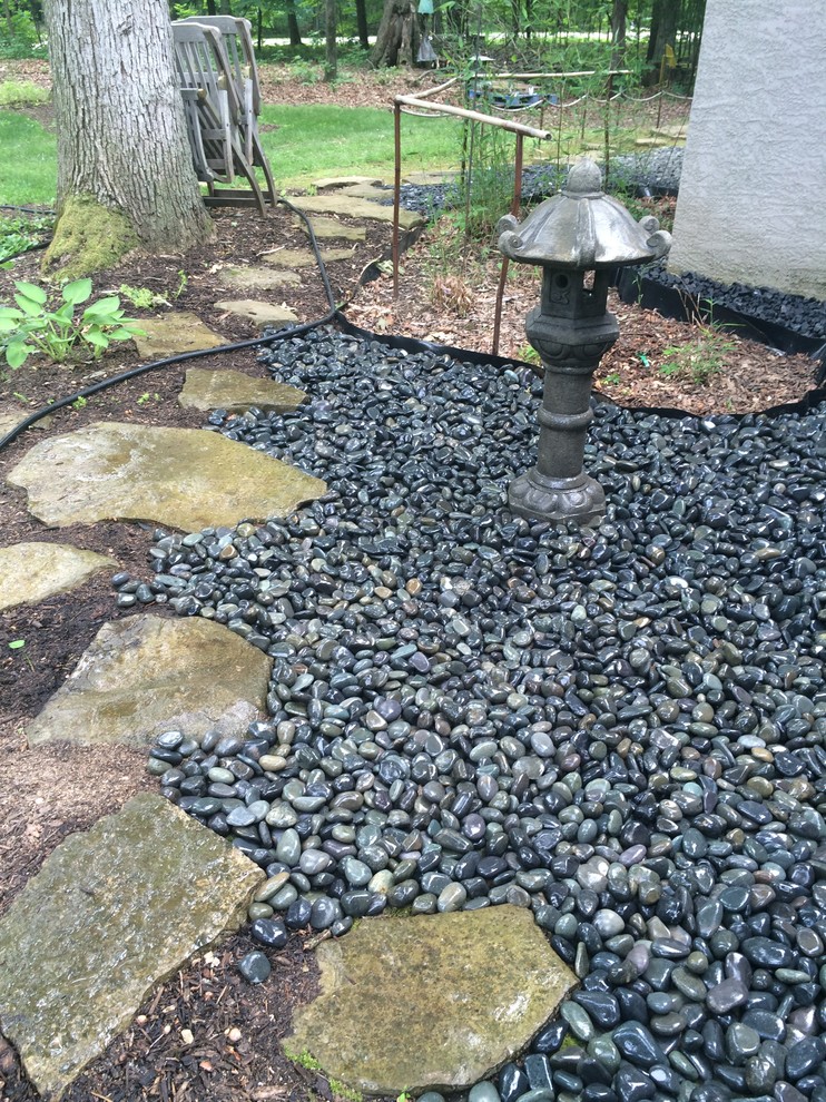 Mid-sized asian front yard xeriscape in Columbus with gravel.