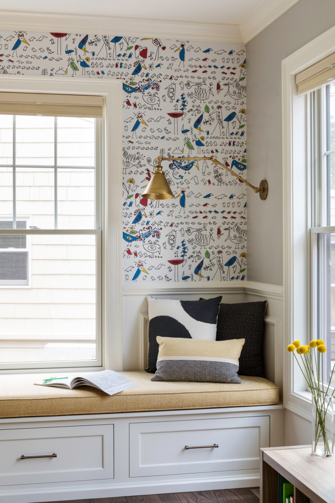 Cette image montre une petite chambre d'enfant de 4 à 10 ans traditionnelle avec un mur gris, un sol en bois brun et du papier peint.
