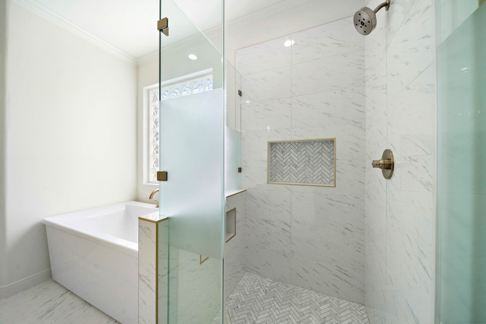 Cette image montre une salle de bain principale design de taille moyenne avec une baignoire indépendante, une douche d'angle, un mur blanc, un sol en marbre, un sol blanc, une cabine de douche à porte battante, une niche et des carreaux de porcelaine.