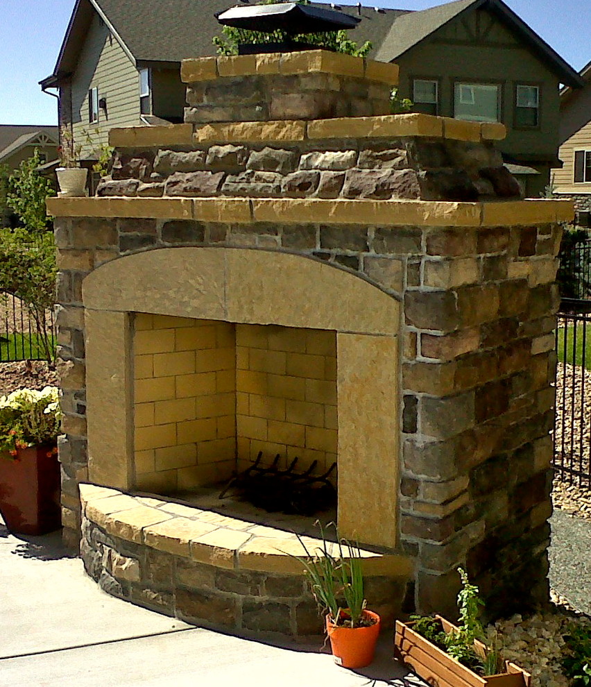 Mid-sized traditional backyard garden in Denver with a fire feature and concrete pavers.