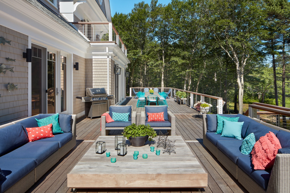 Imagen de terraza tradicional renovada grande en patio trasero con barandilla de cable