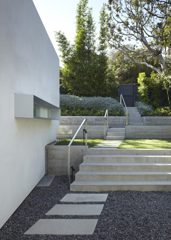 Mid-sized modern front yard partial sun outdoor sport court in Los Angeles with concrete pavers.