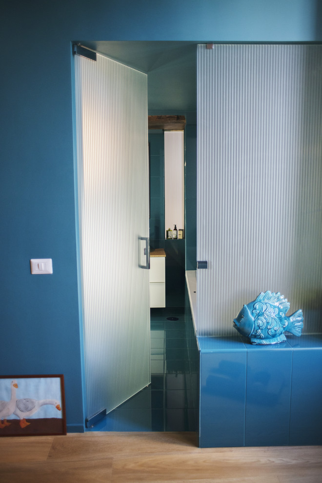 Immagine di una camera matrimoniale di medie dimensioni con parquet chiaro e pavimento marrone