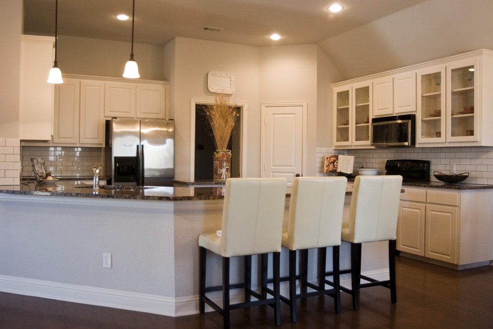 Kitchen - transitional kitchen idea in Dallas