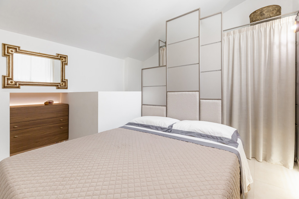 Foto de dormitorio tipo loft actual pequeño con suelo de baldosas de porcelana, suelo beige y paredes blancas