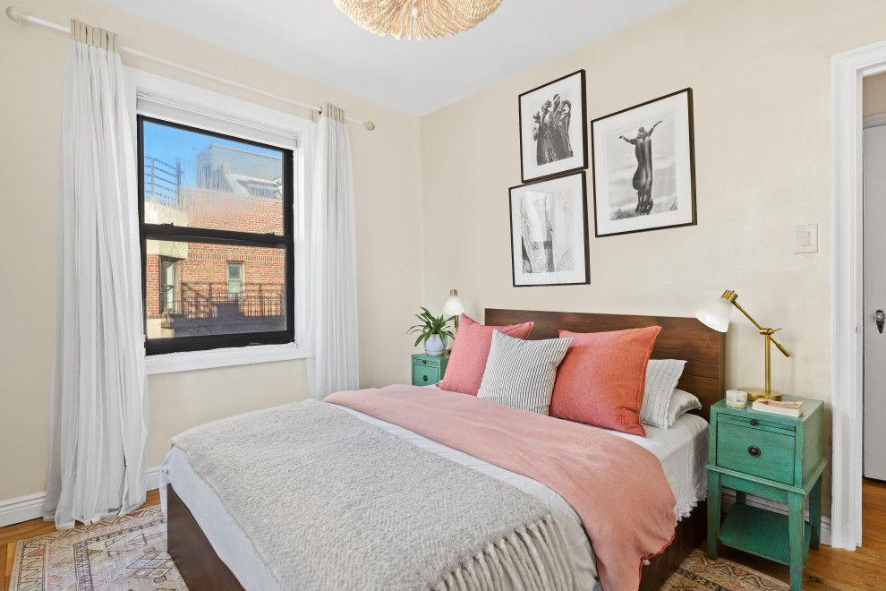 Small bohemian master bedroom in New York.