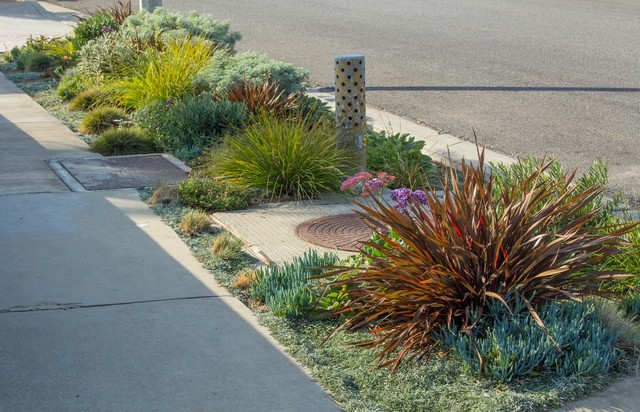 9 Gorgeous Sidewalk Garden Designs, Sidewalk Ideas For Landscapes