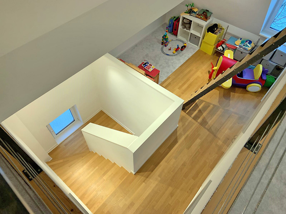 Cette photo montre un petit escalier moderne en U avec des marches en bois, des contremarches en bois et du papier peint.