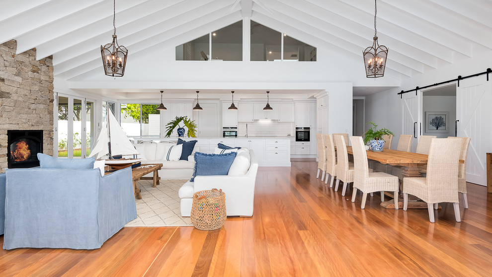 Design ideas for a beach style family room in Gold Coast - Tweed.