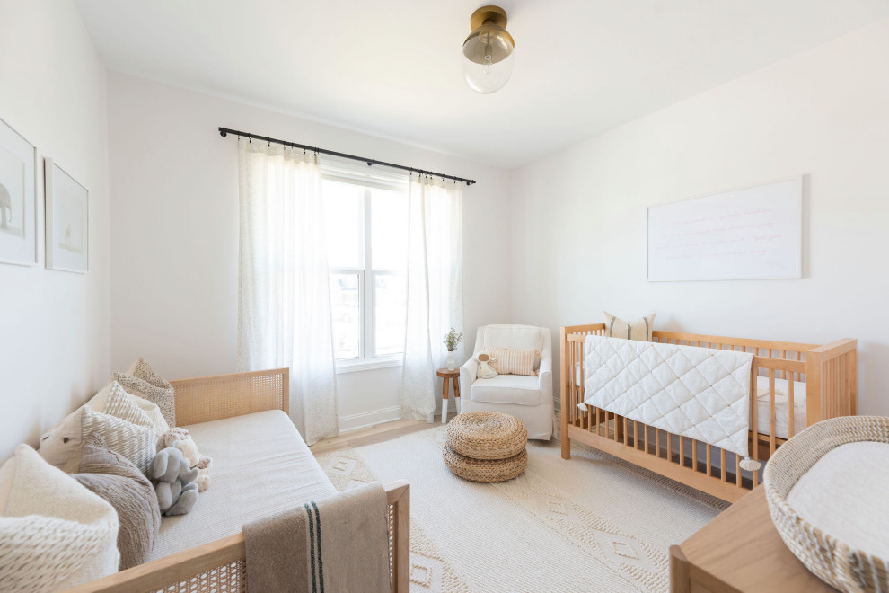 На фото: комната для малыша: освещение в стиле кантри с