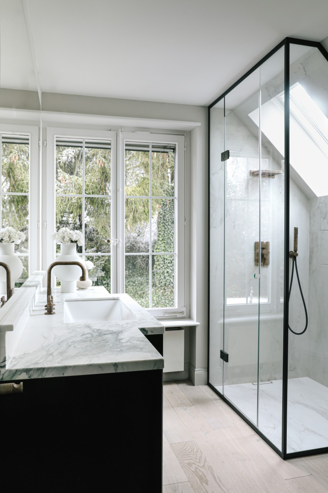 Imagen de cuarto de baño actual de tamaño medio con suelo de madera clara y suelo blanco