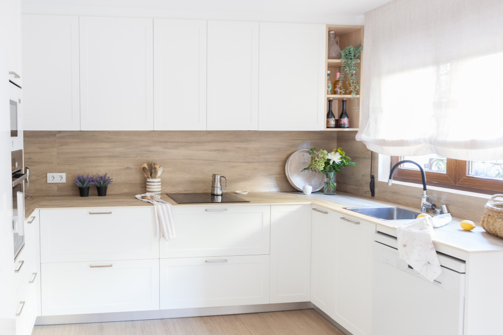 Photo of a mid-sized contemporary u-shaped separate kitchen in Madrid with a drop-in sink, beaded inset cabinets, white cabinets, quartz benchtops, brown splashback, engineered quartz splashback, white appliances, porcelain floors, brown floor and brown benchtop.