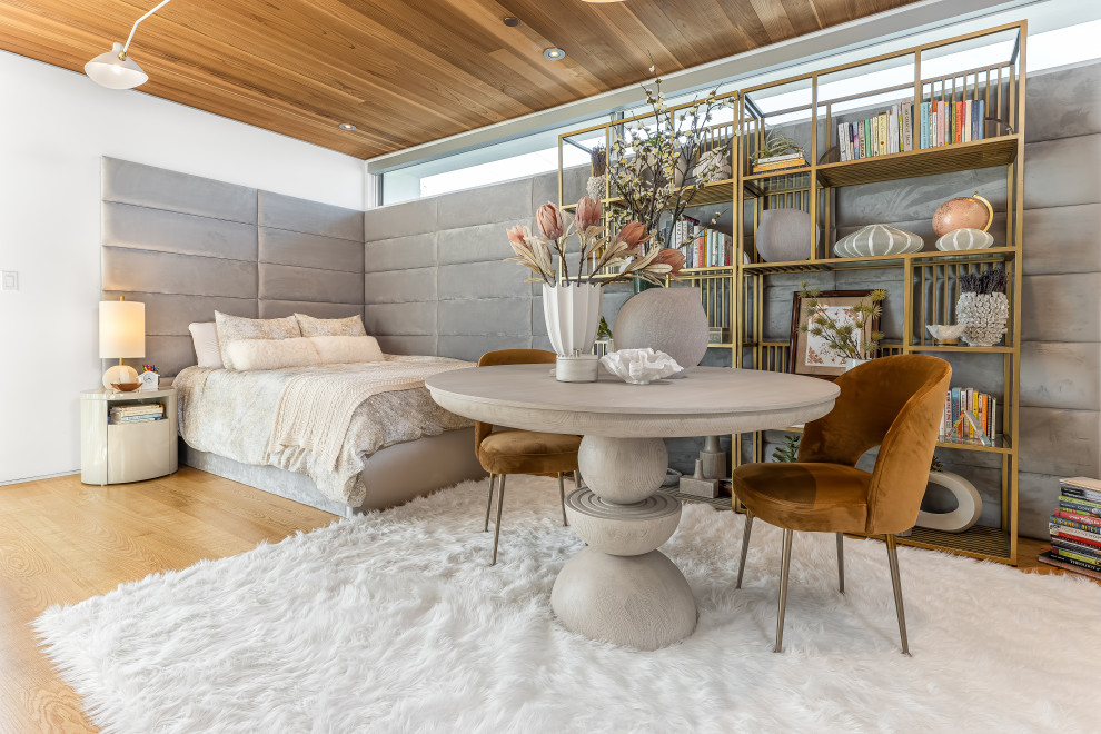 Imagen de dormitorio principal contemporáneo grande con paredes blancas, suelo de madera en tonos medios y madera
