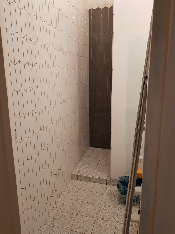 Idee per una piccola stanza da bagno padronale design con doccia a filo pavimento, piastrelle in ceramica, pavimento con piastrelle in ceramica, lavabo a bacinella, top in legno, doccia aperta e un lavabo