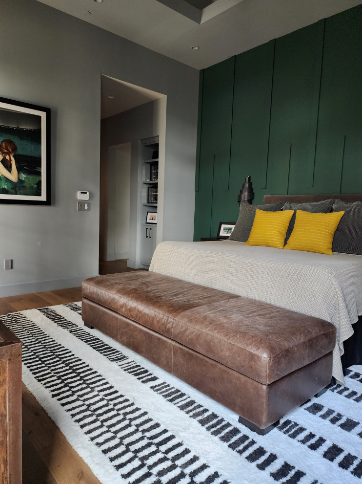 Großes Modernes Hauptschlafzimmer mit grüner Wandfarbe, hellem Holzboden und eingelassener Decke in Austin