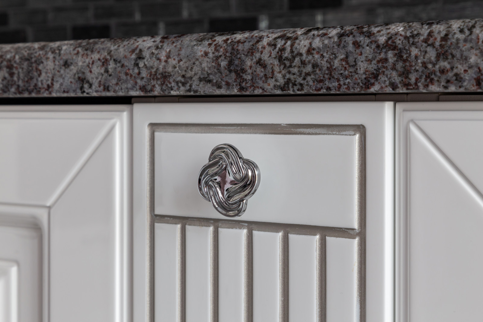 Белоснежная кухня в классике